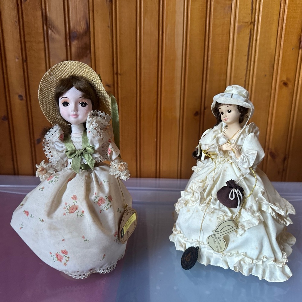 Vintage Dolls ( musical) with Cloth Dresses